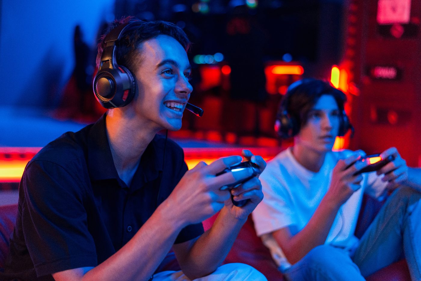 Amigos jogando PlayStation